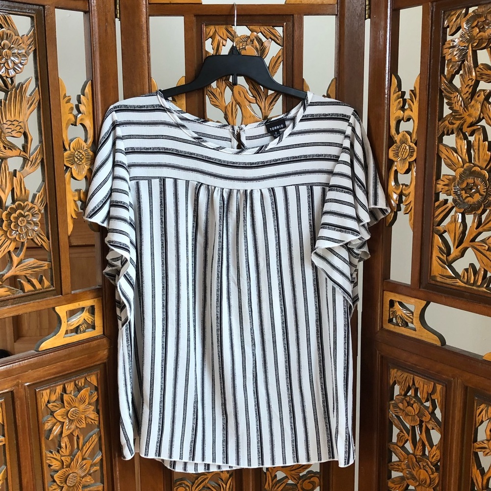 Torrid Black & White Striped Blouse Women Sz 2 Short Sleeve Round Neck Adult